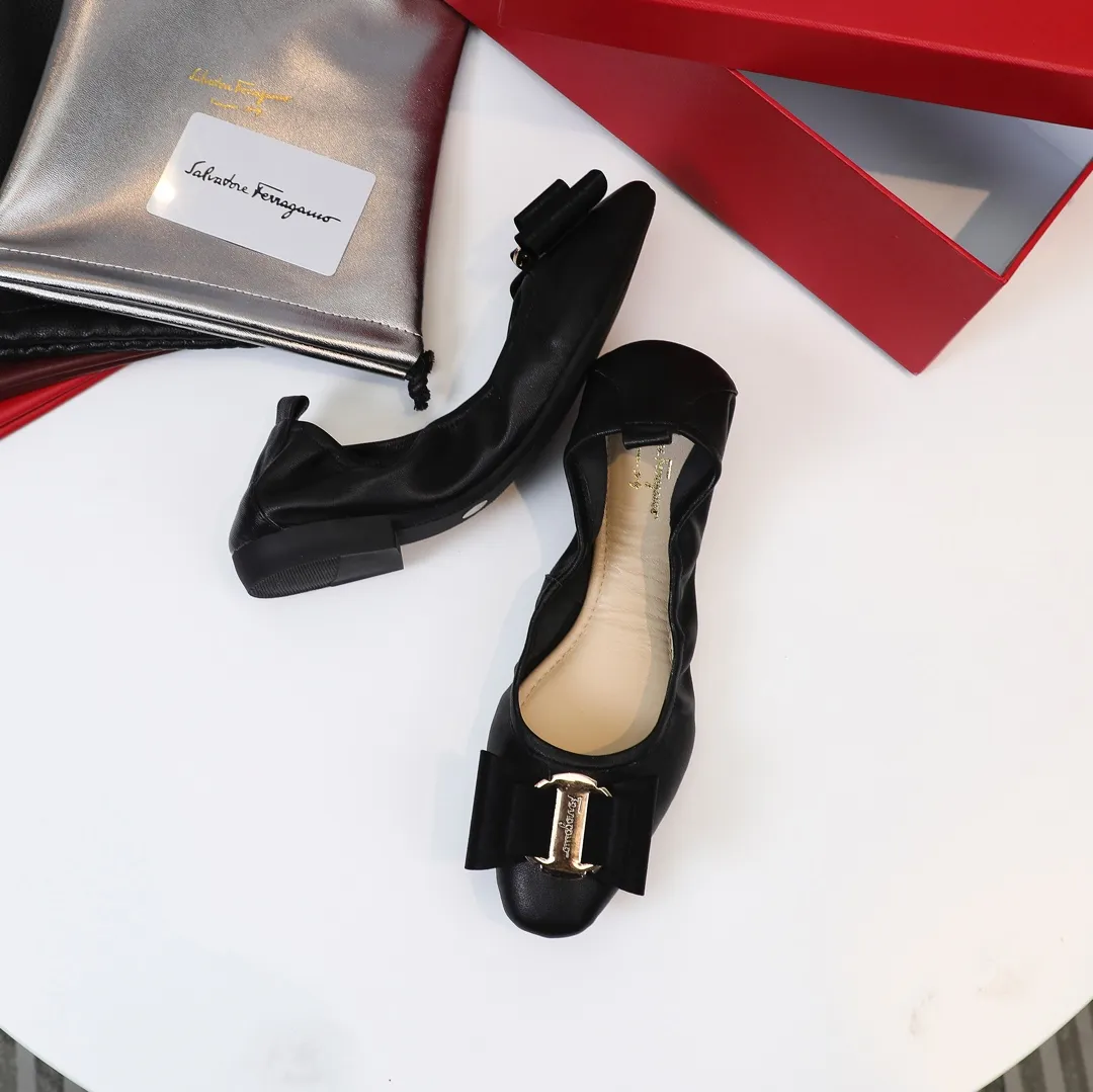 👟👟Ex-factory price 360👟👟 Early spring new style Salvatore Ferragamo hot style small square toe egg roll shoes [wit] 5mm high elastic latex, so soft you want to cry❗️The toe is equipped with Ferragamo's signature hardware butterfly🦋 buckle. Newly opened mold and upgraded outsole, 1cm heel is comfortable and not tiring. Upper: mixed sheepskin Inner pads: light goatskin (non-fading) Color: black, white, gun, red, burgundy, blue, pink Code number: 34-41